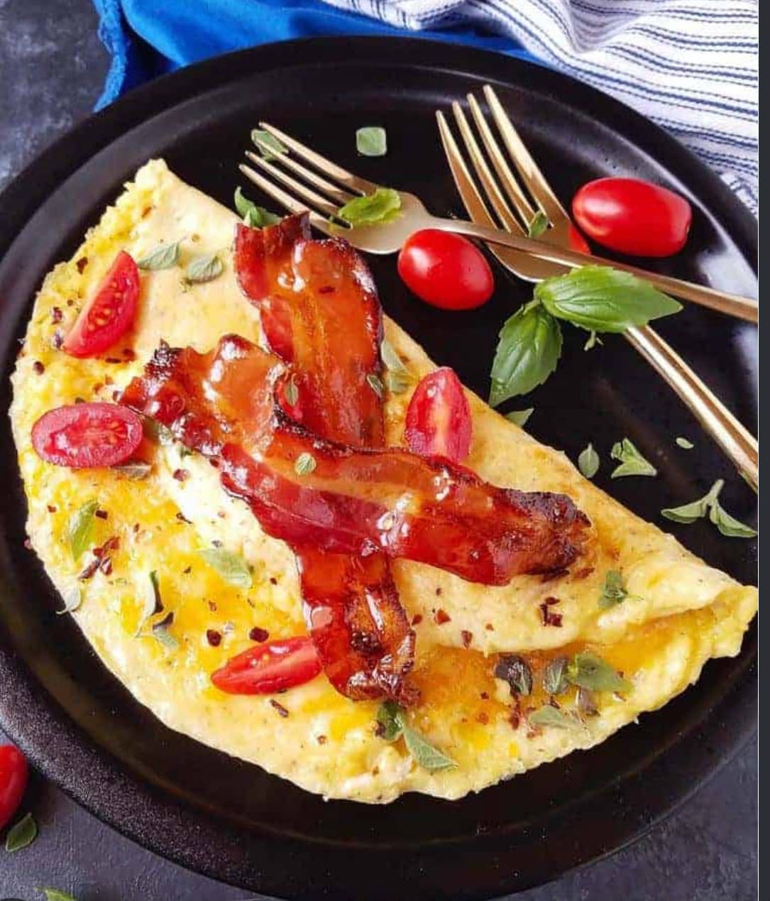Omelete de queijo com tomate